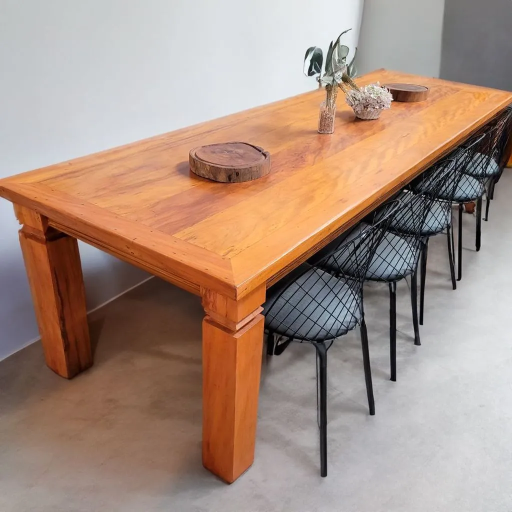 Mesa de jantar com 3 metros de comprimento por 1 metro de largura, ideal para acomodar até 12 pessoas com conforto e estilo