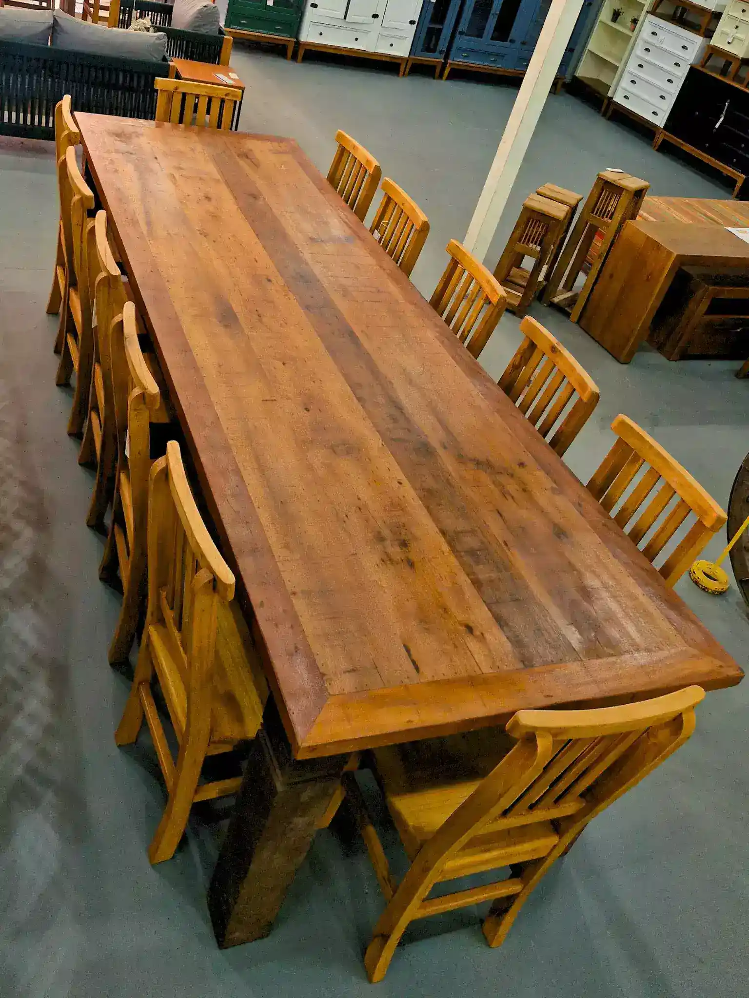 Mesa de jantar espaçosa para 12 pessoas feita em madeira de demolição, perfeita para ambientes rústicos e aconchegantes