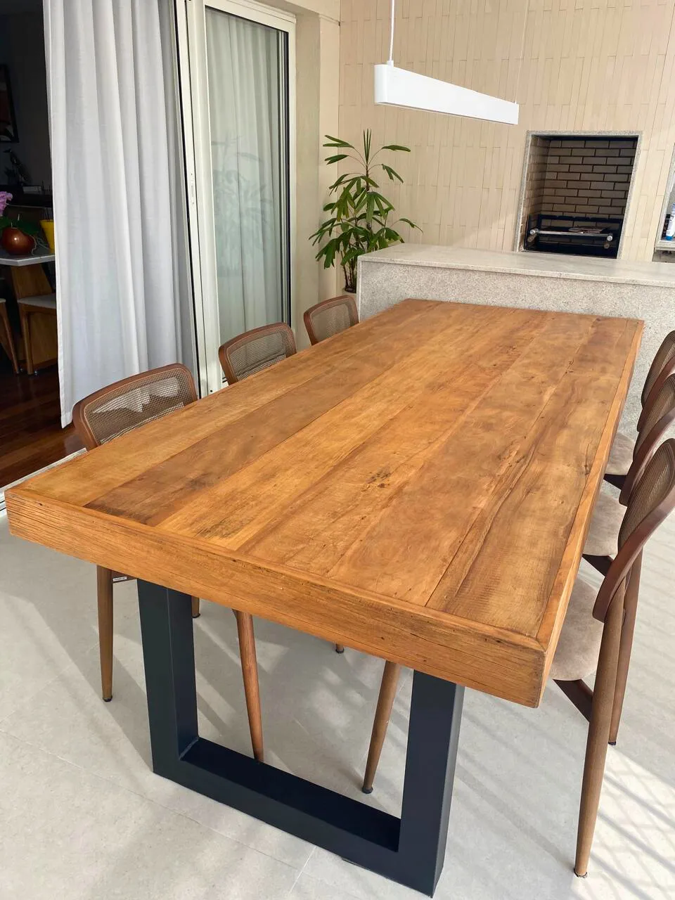 Mesa de jantar com estrutura de pés em ferro no formato U, combinando design industrial e resistência para ambientes modernos