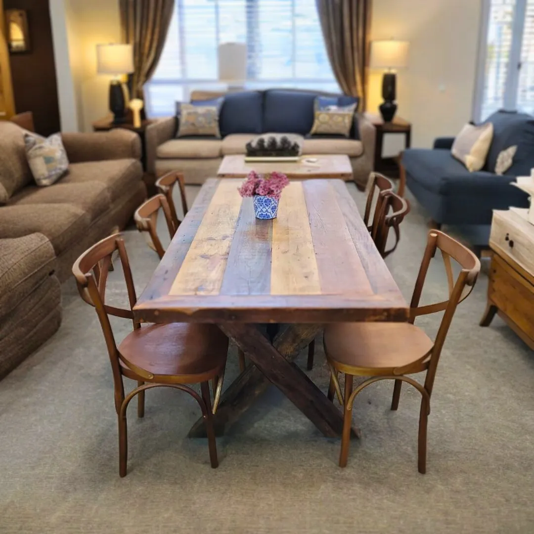 Mesa de jantar com pés em X acabamento natural, medindo 1,60 metros por 0,80 metros, ideal para salas de jantar