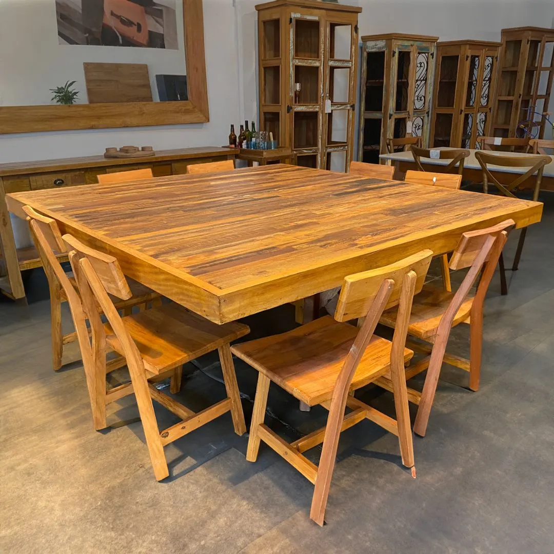 Mesa de jantar quadrada em madeira natural com 2 metros de cada lado, perfeita para acomodar grupos grandes com conforto e elegância