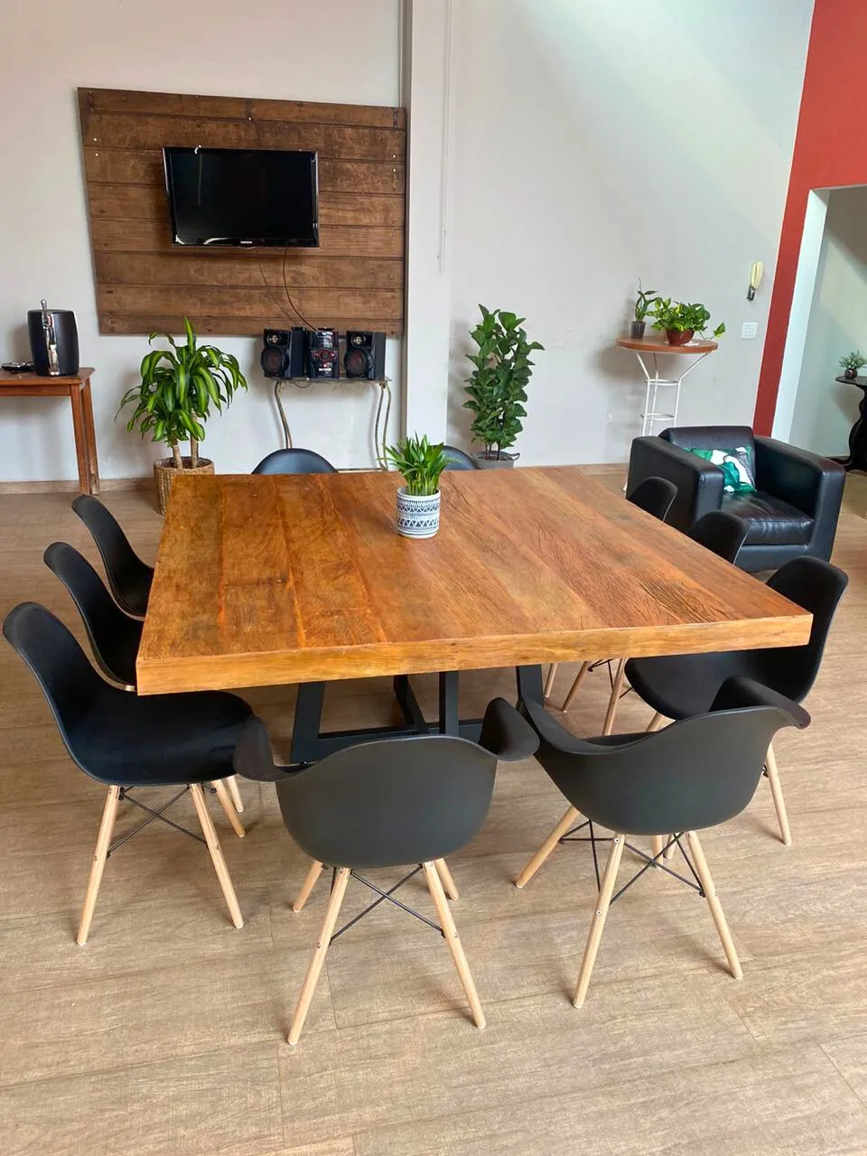 Mesa quadrada feita em madeira de demolição, ideal para ambientes rústicos e modernos, trazendo charme e sustentabilidade