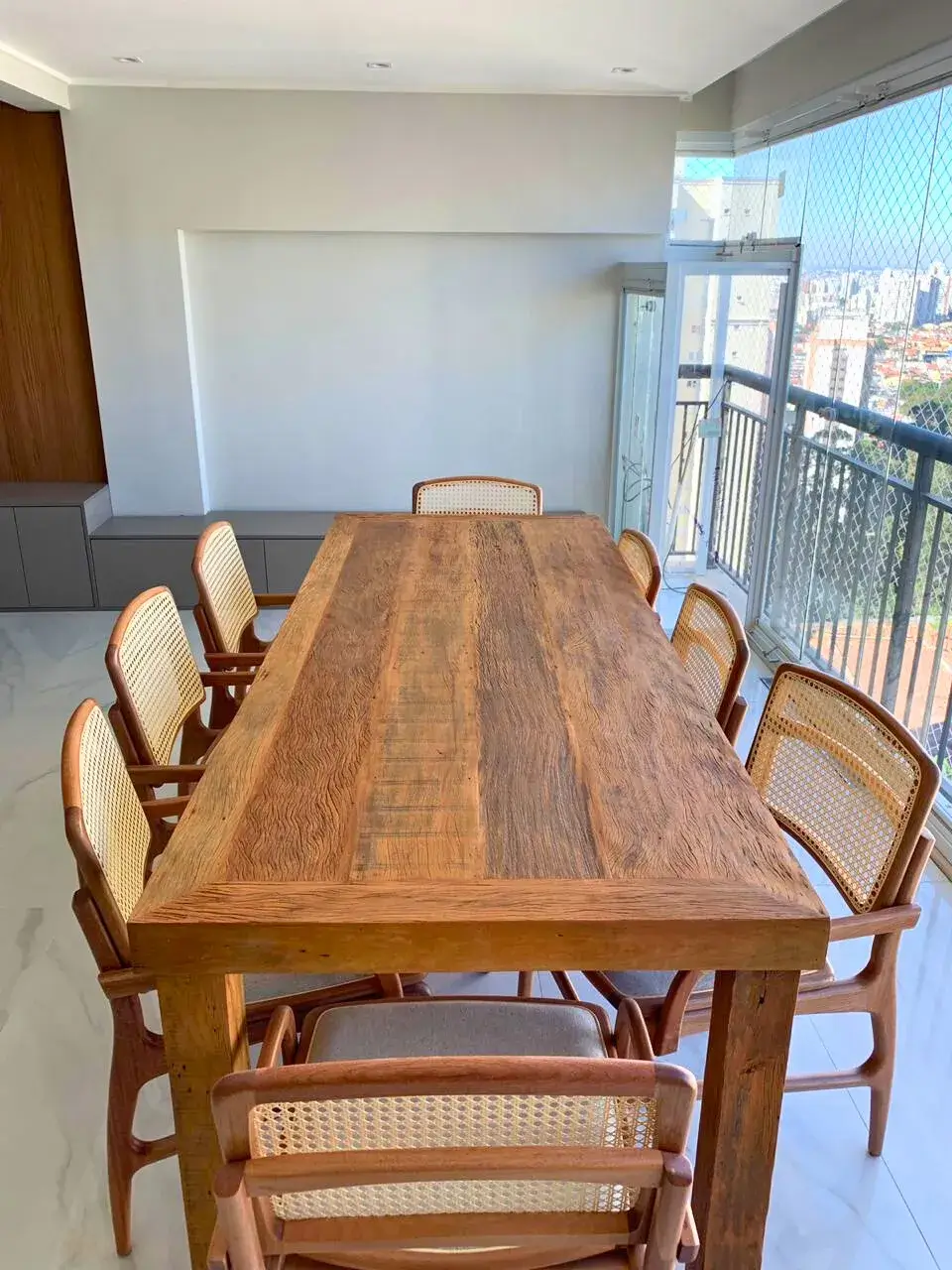 Mesa rústica feita em madeira de demolição, perfeita para salas de jantar, varandas e espaços com decoração natural e aconchegante
