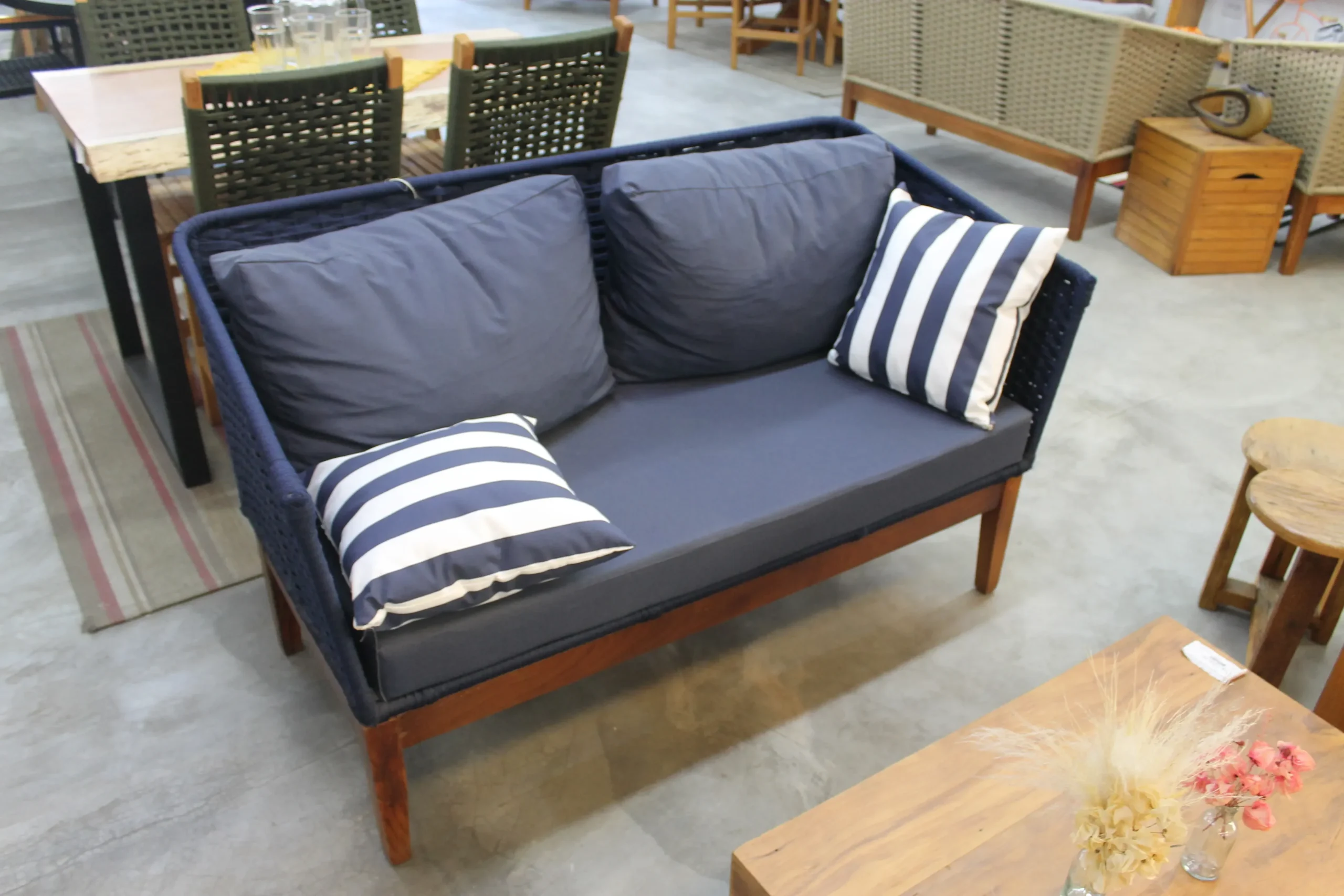 Sofá estofado de 2 lugares com estrutura em corda azul, ideal para varanda, jardim ou área gourmet com decoração aconchegante