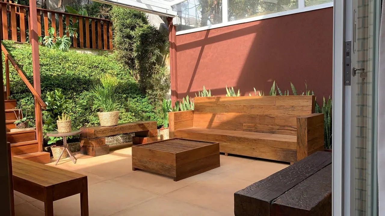 Sofá feito em madeira de demolição, ideal para área externa, varandas e jardins, com acabamento resistente e design rústico