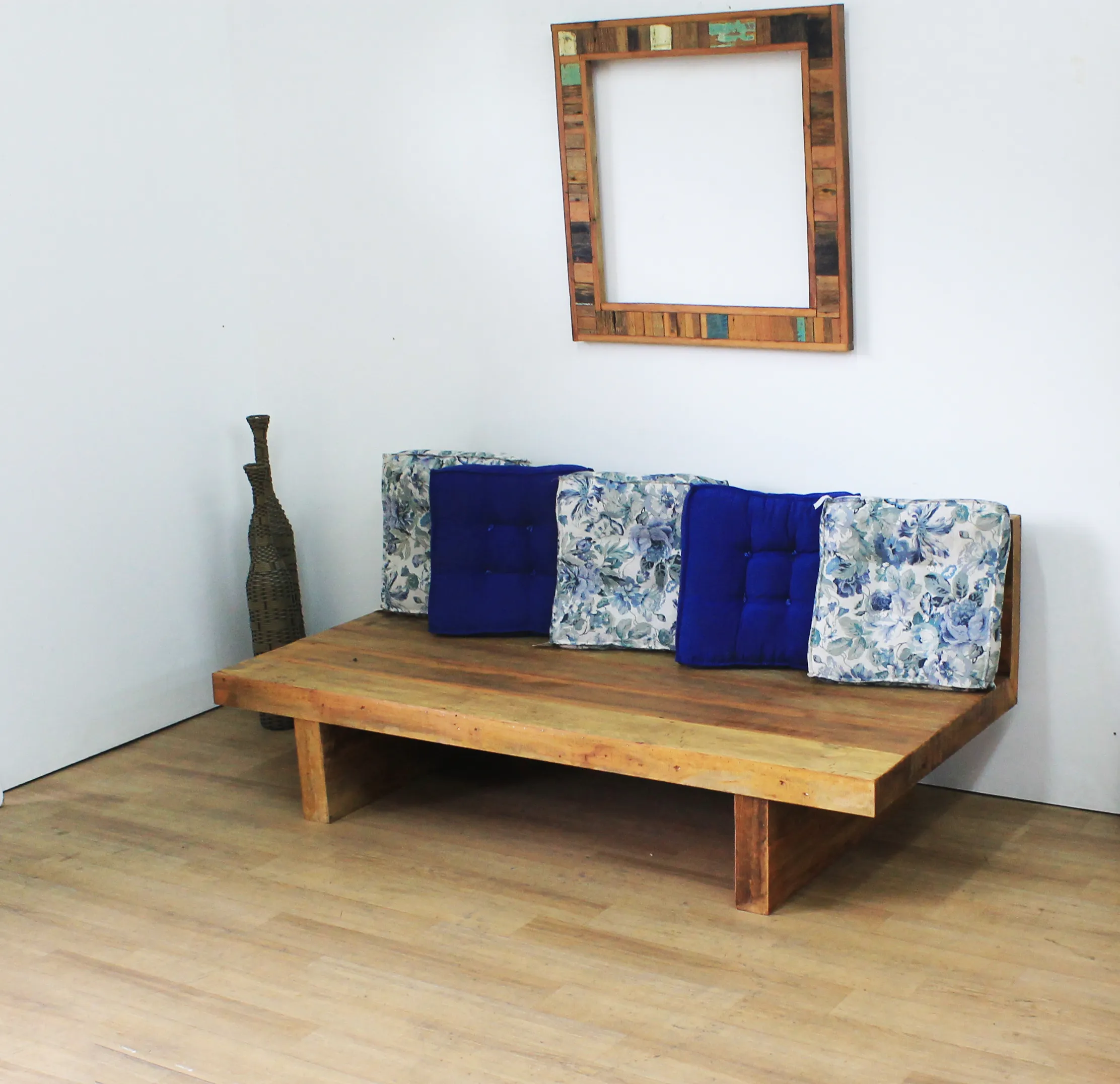 Sofá natural personalizado para 3 lugares, com estrutura em madeira, ideal para salas e varandas com design exclusivo e aconchegante