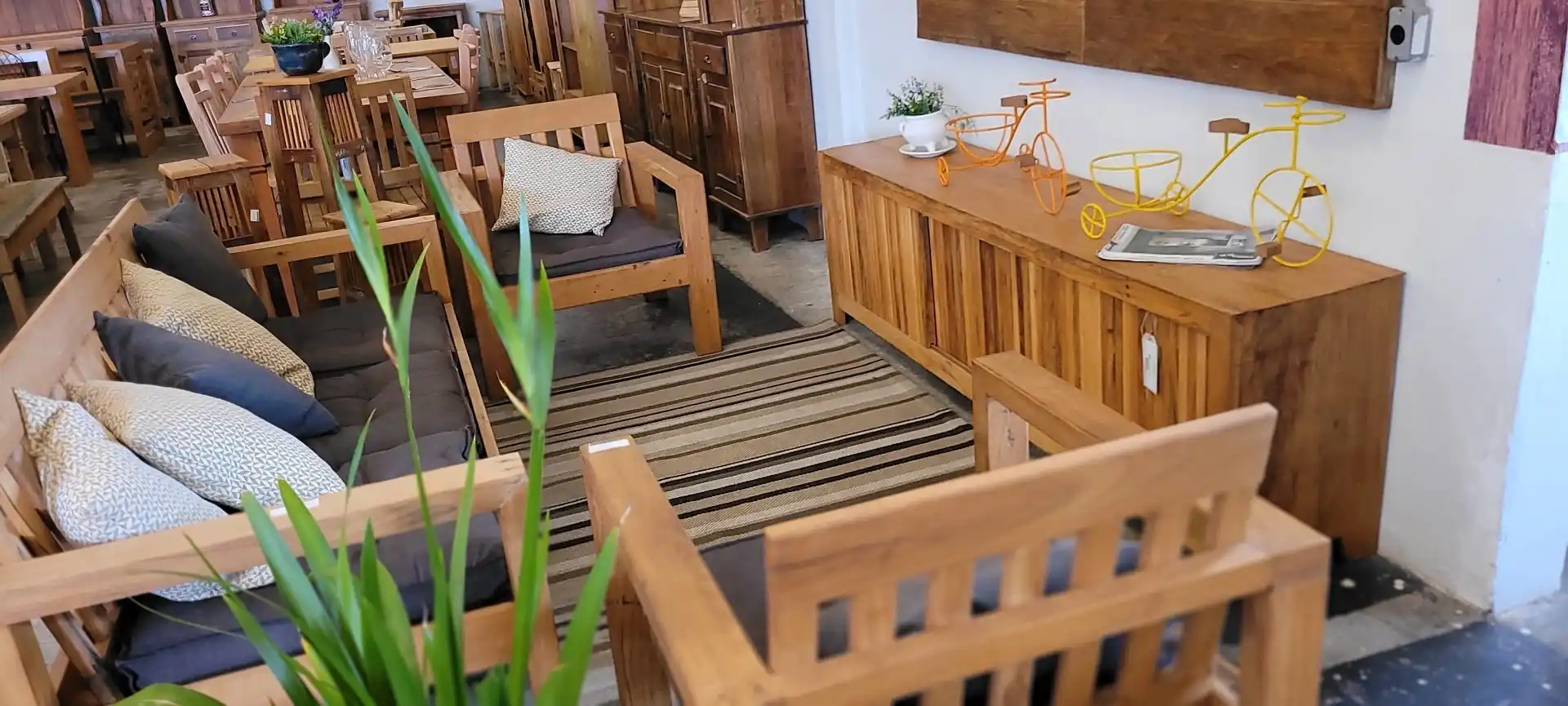 Sofá com estrutura rústica em madeira de demolição, ideal para salas, varandas e ambientes com estilo natural e acolhedor