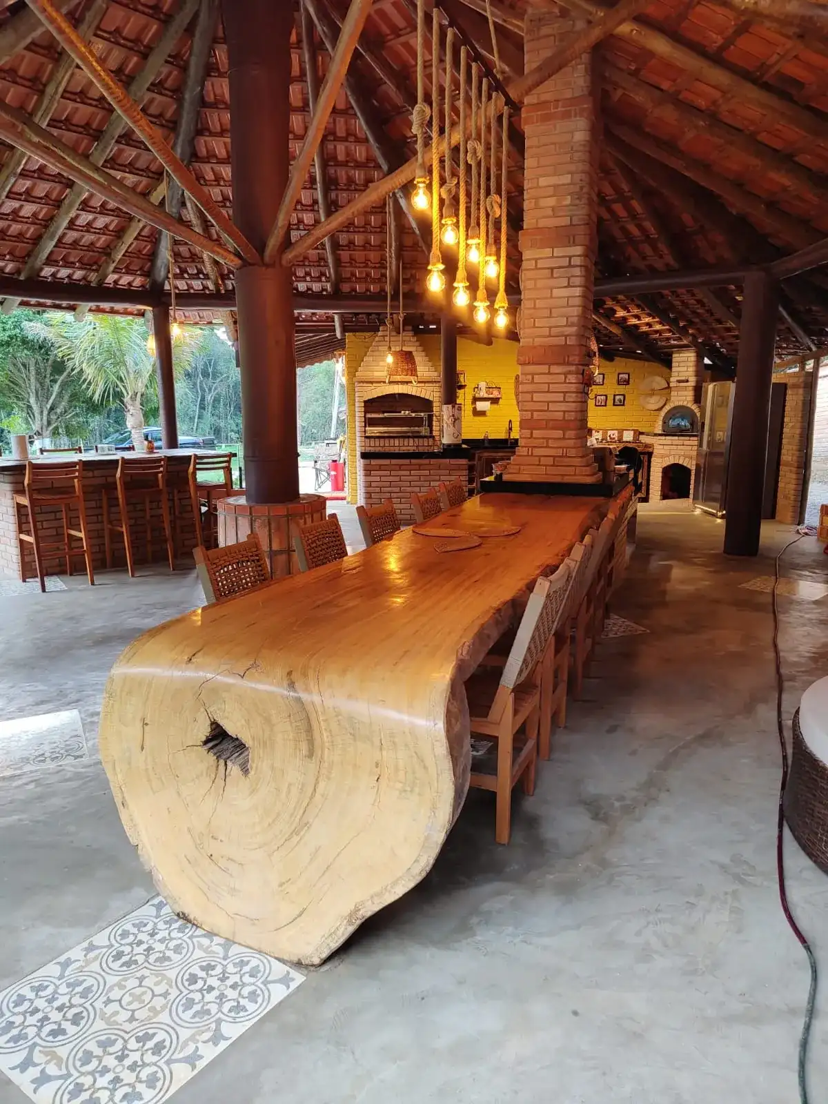 Mesa cascata personalizada em madeira, ambiente real na casa do cliente