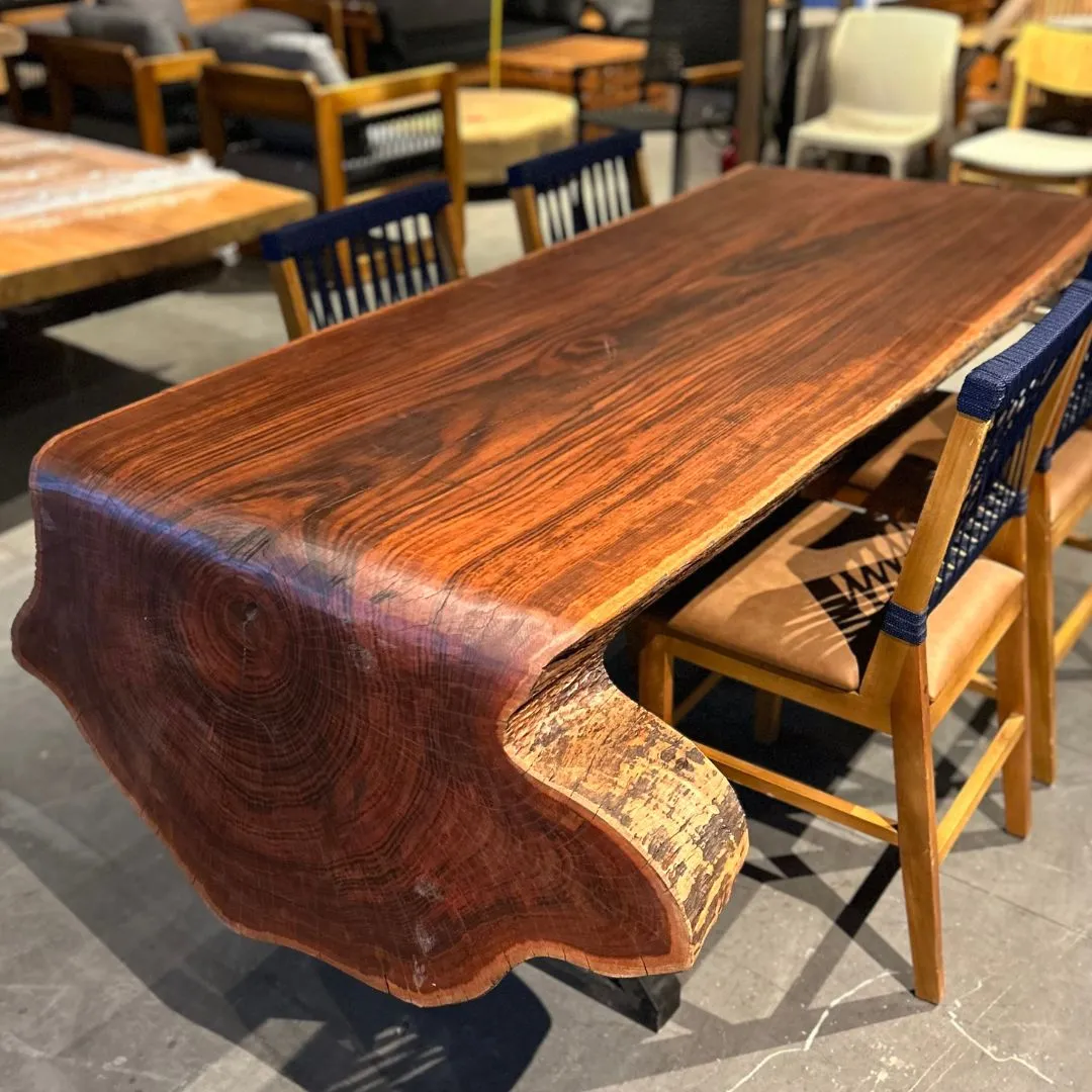 Mesa curva cascata em madeira com borda orgânica, perfeita para reunir família e amigos