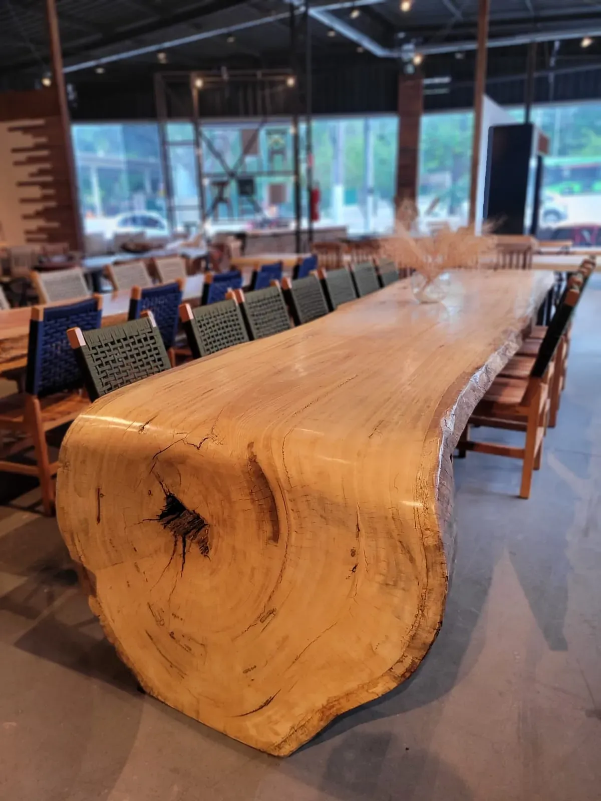 Mesa de jantar cascata curvada em madeira nobre e design orgânico