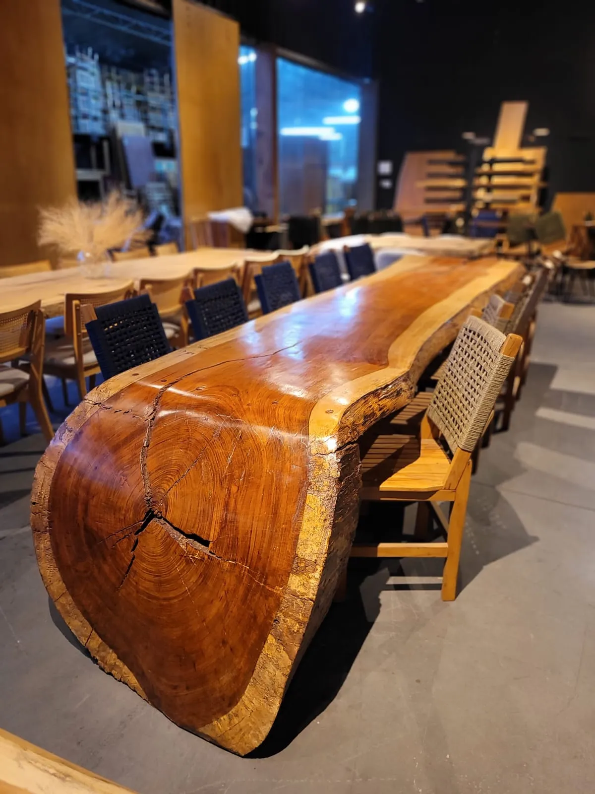 Mesa curvada/cascata em madeira maciça, ideal para salas modernas