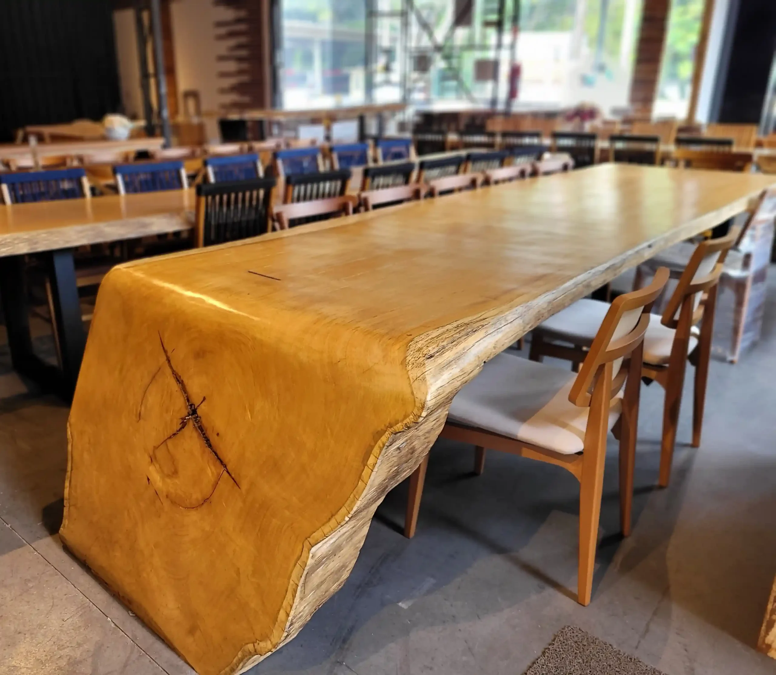 Mesa cascata ou mesa curva, design sofisticado em madeira maciça