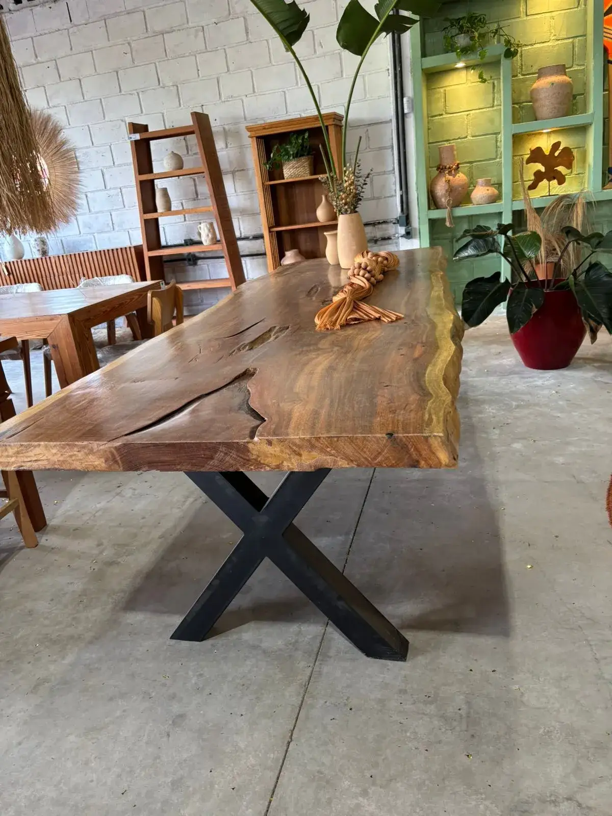 Mesa costaneira orgânica com base de ferro, perfeita para salas de jantar modernas