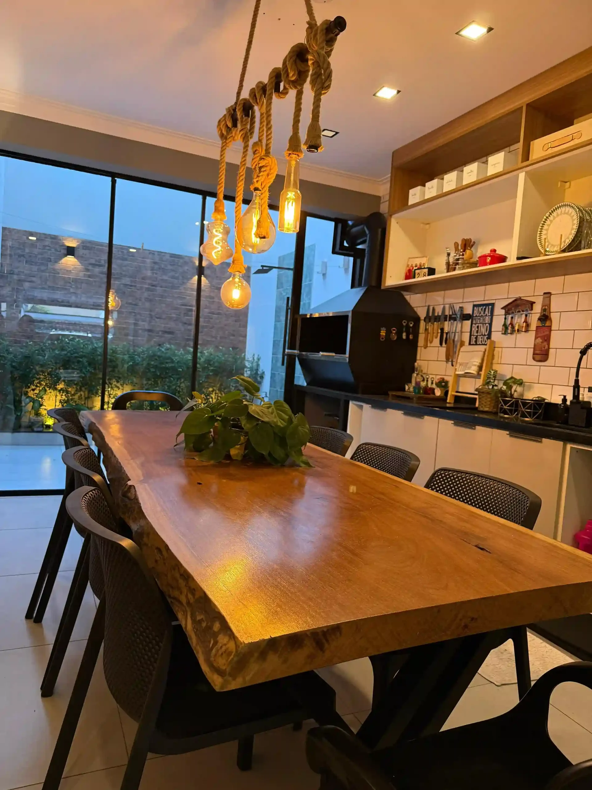 Mesa de jantar costaneira com base triangular e design exclusivo