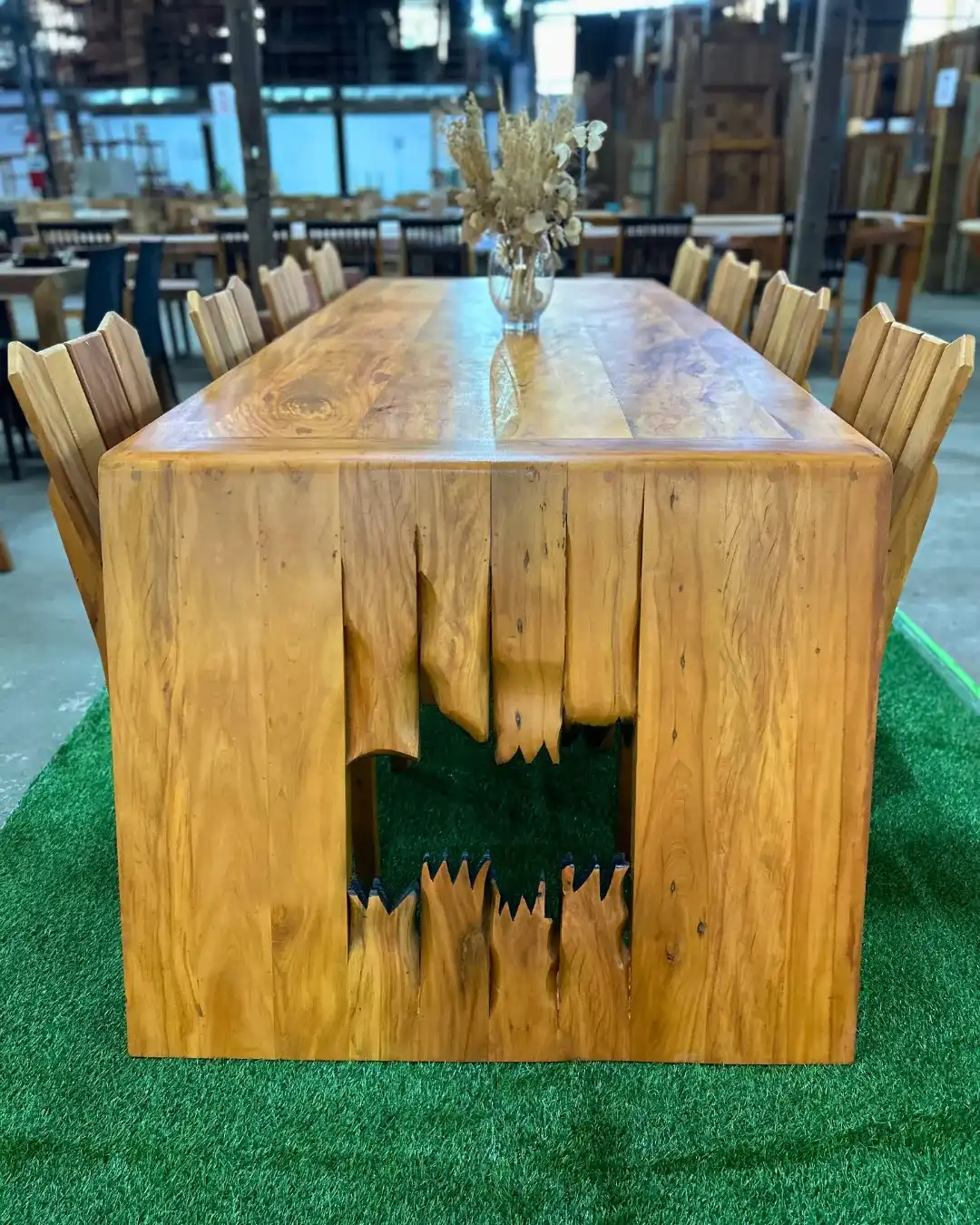 Mesa curva em cascata de peroba rosa, perfeita para decoração elegante