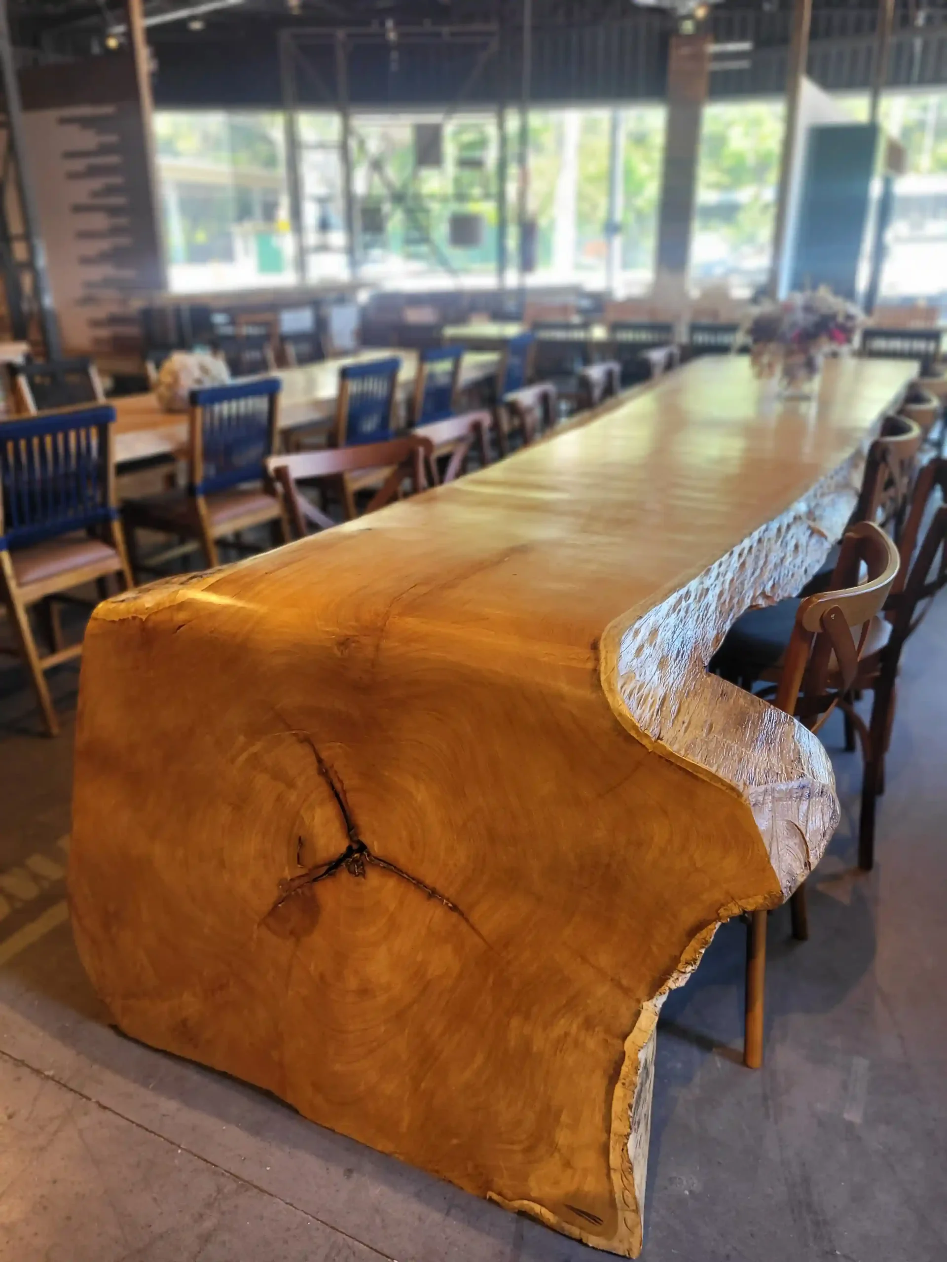 Mesa de jantar cascata ou curva com borda orgânica em madeira maciça