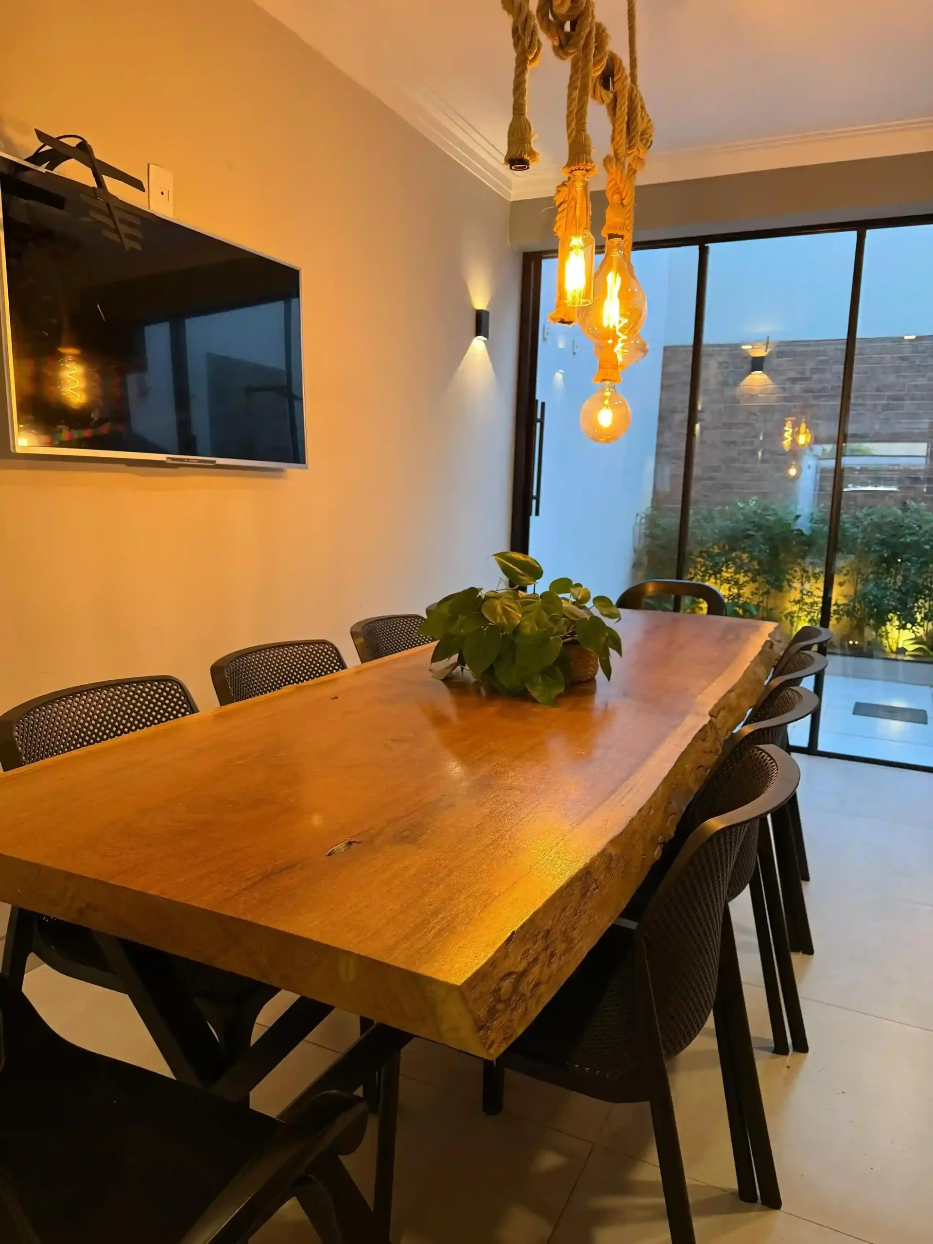 Mesa de jantar costaneira com base triangular e design exclusivo