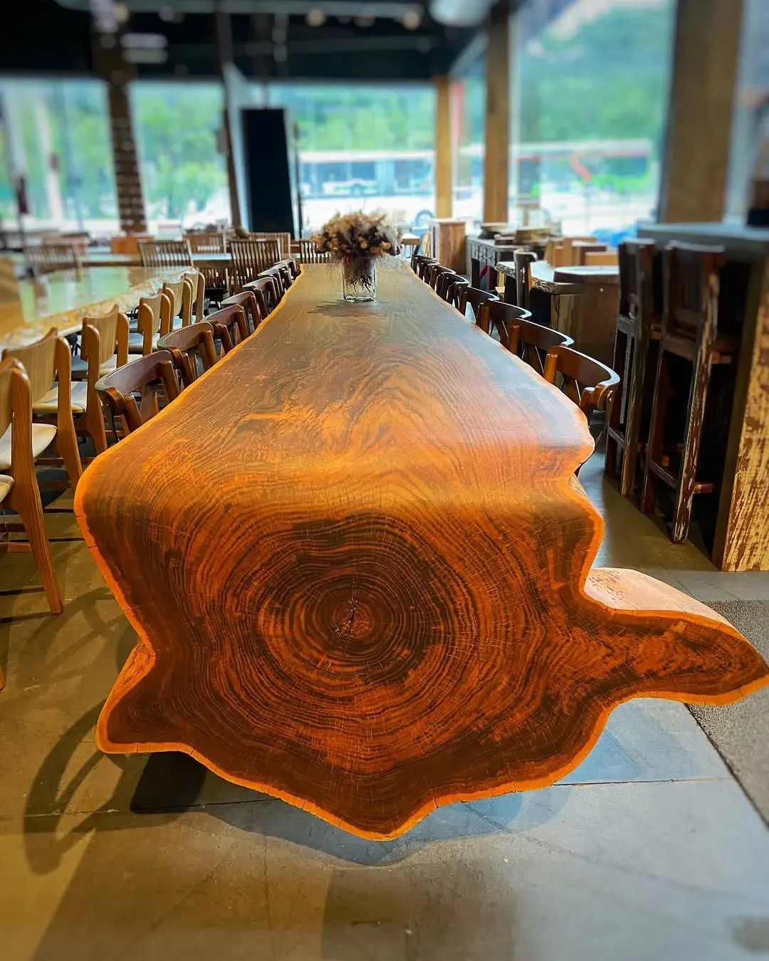 Mesa de jantar curva cascata com borda orgânica e detalhes em madeira maciça