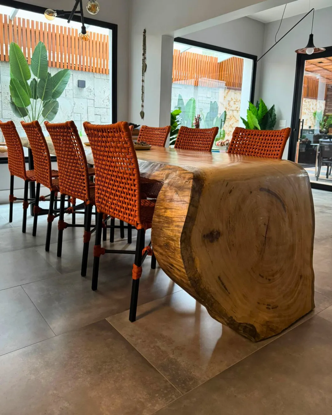 Mesa curva cascata personalizada, perfeita para ambiente residencial