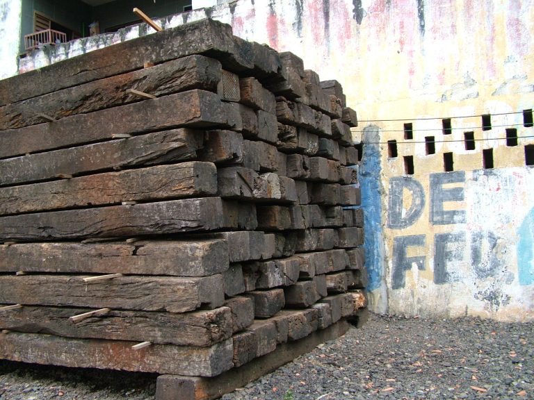Dormentes de madeira rústicos de demolição em São Paulo