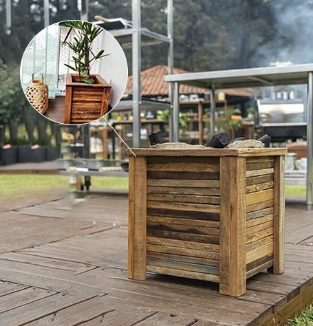 Cachepot de madeira de alta qualidade compondo decoração sofisticada.