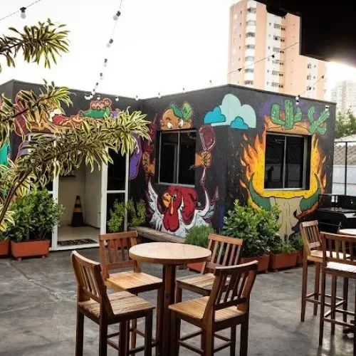 Alambrado Eventos com mesas e banquetas rústicas da madeira de demolição evento no Alambrado Eventos com móveis rústicos damadeira de demolição para ambientes externos e gastronômicos