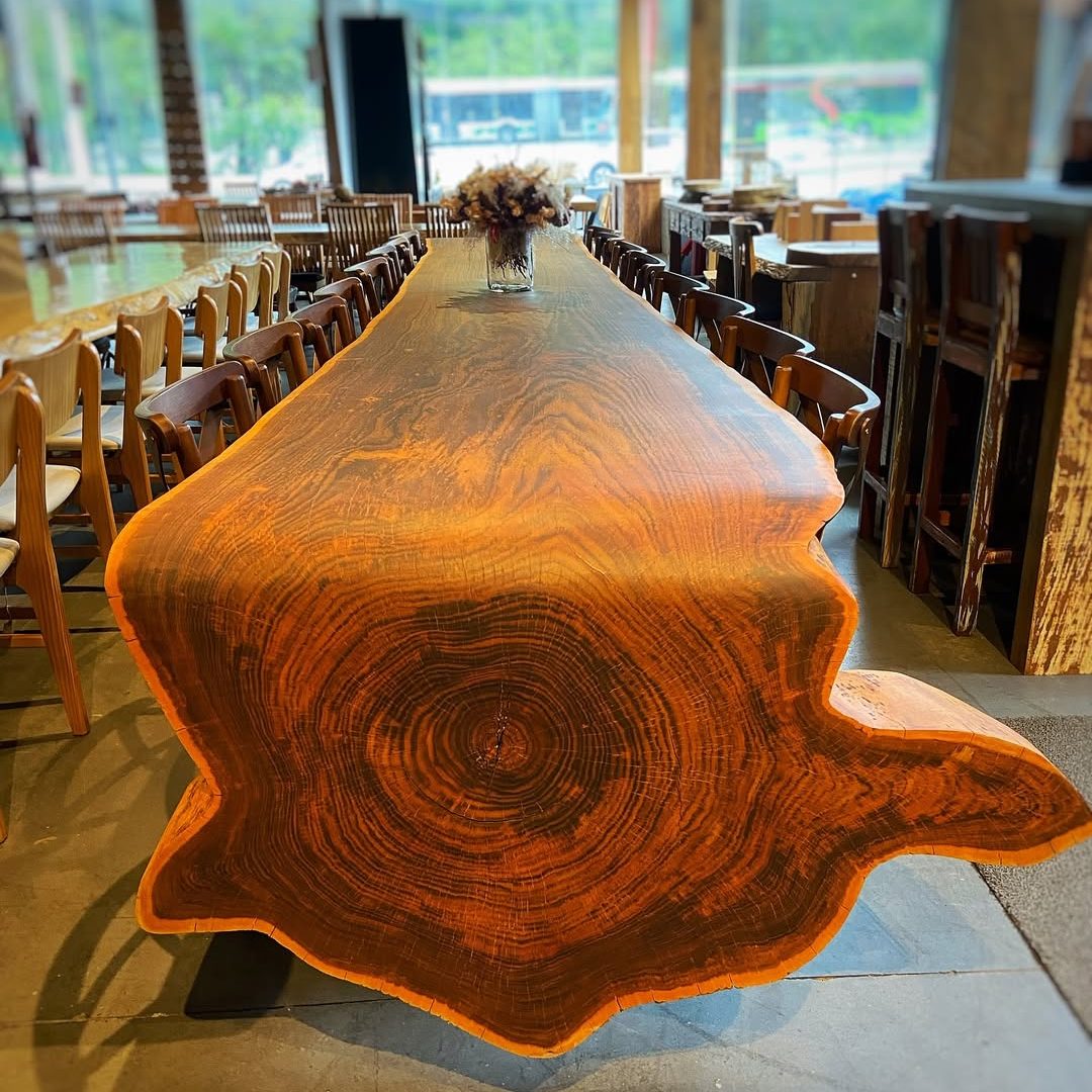 Mesa de jantar curva cascata com borda orgânica, ideal para salas de jantar sofisticadas