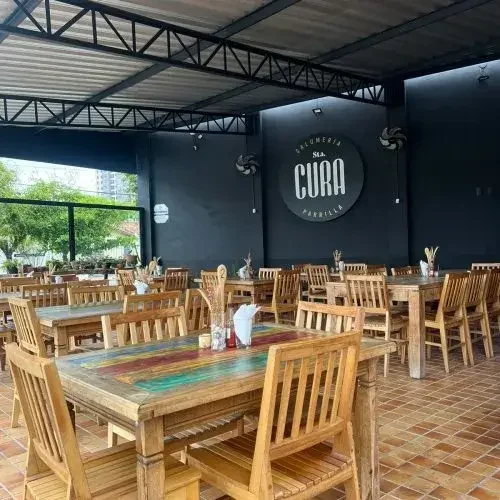 Mesa e cadeiras em madeira de demolição para bar ou restaurante com estilo rústico Conjunto de mesa e cadeiras rústicas em madeira de demolição para bares e restaurantes com decoração acolhedora